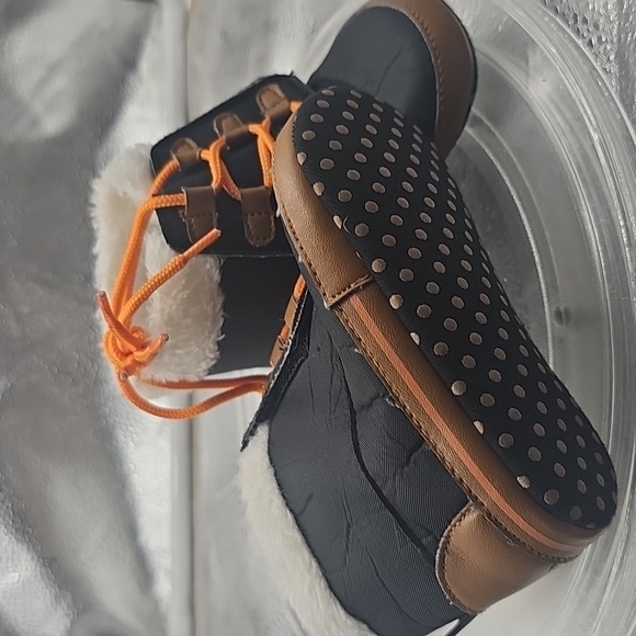 E Black And Orange With A White Fur Top But Thay Do Not Have A Brand On Them - Picture 6 of 7